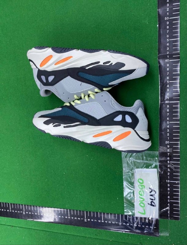 Paire Adidas Yeezy Wave Runner