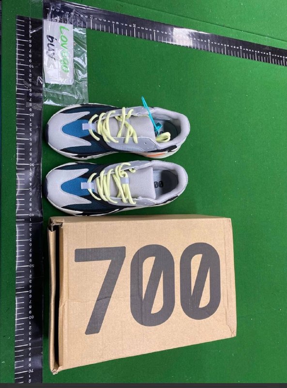 Paire Adidas Yeezy Wave Runner 2