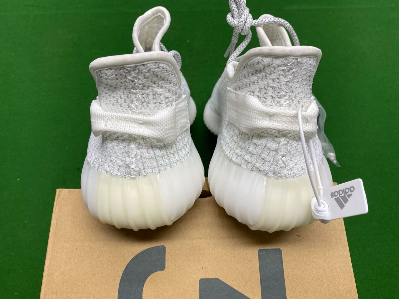 Paire Adidas Yeezy 350v2 — QC 6