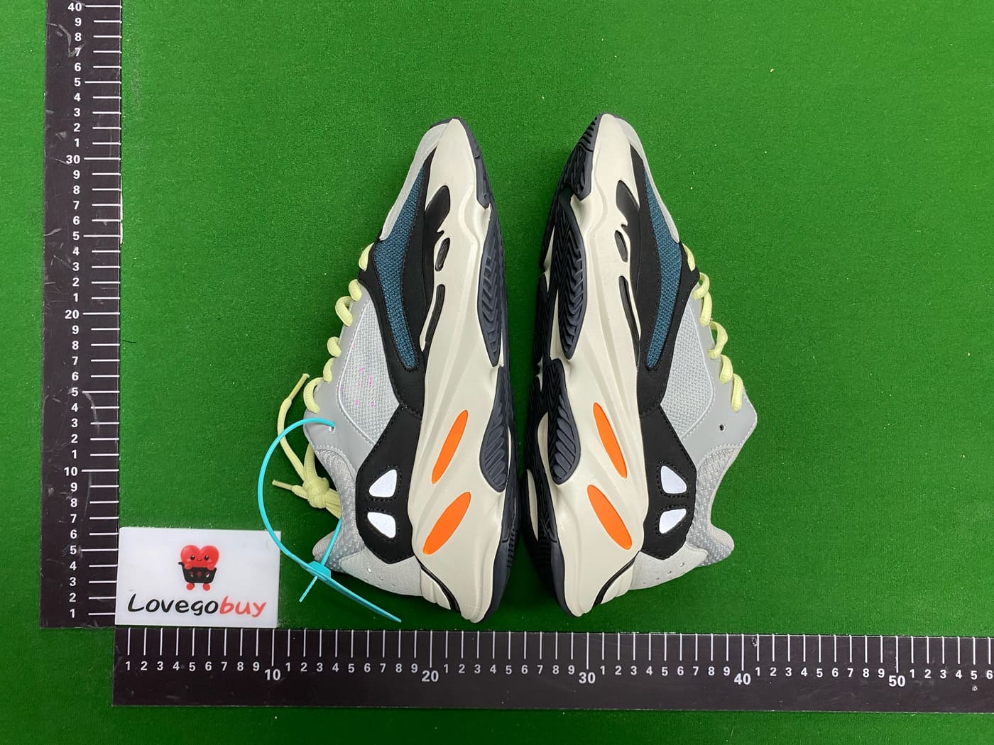 Paire Adidas Yeezy Wave Runner — QC 3
