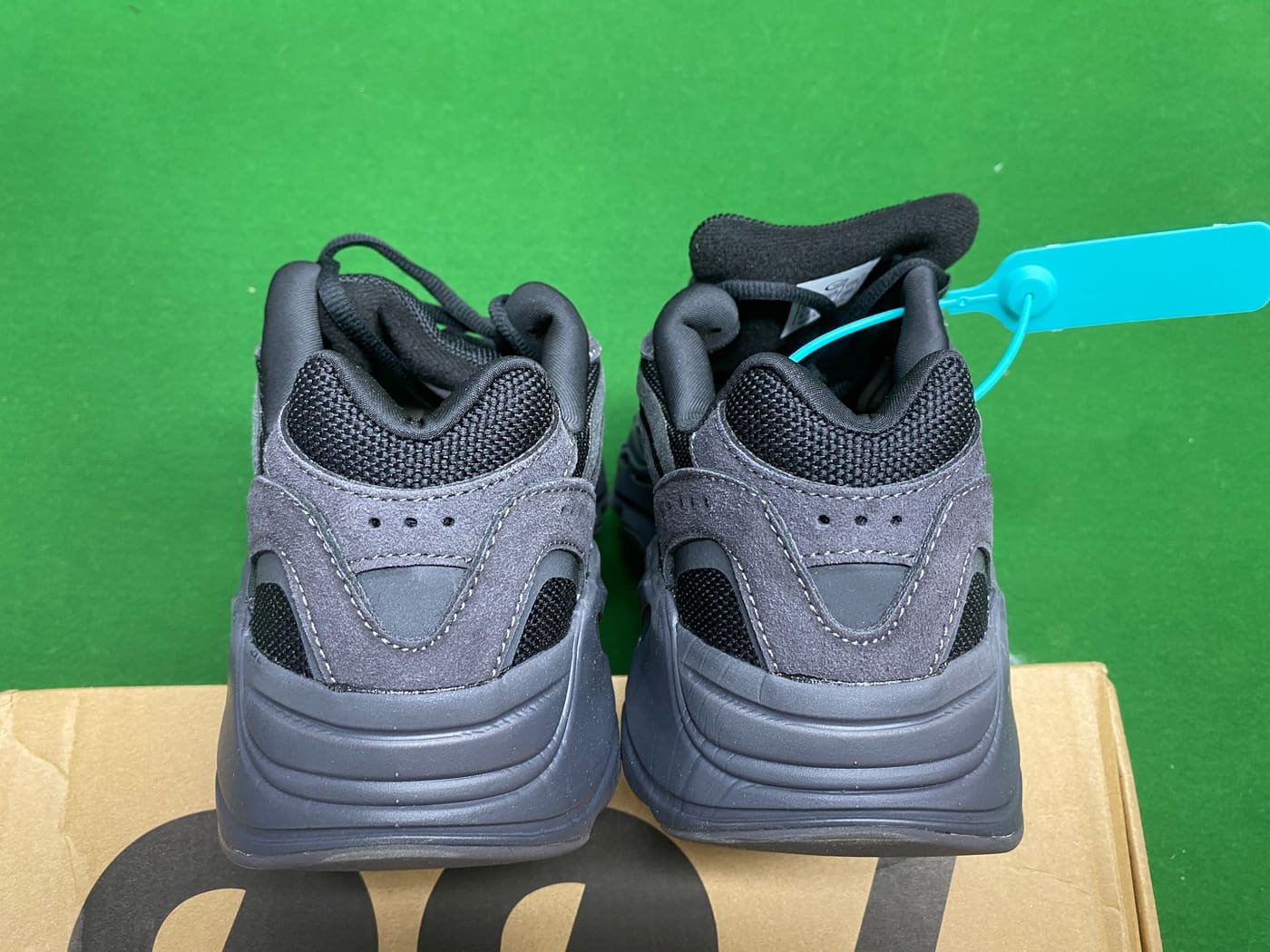 Paire Adidas Yeezy Wave Runner — QC 6